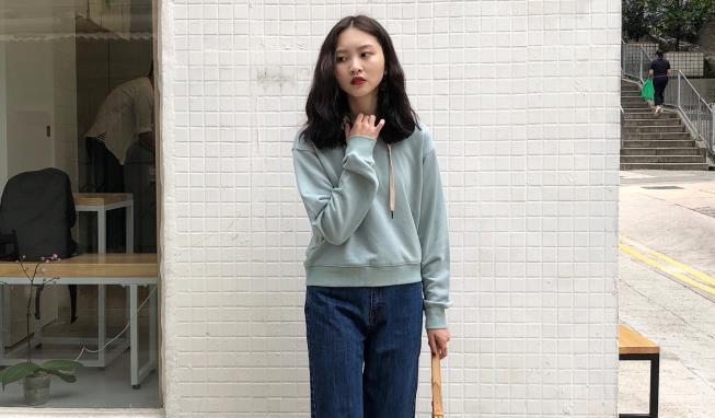 路人街拍：小姐姐黄色阔脚裤搭黄色帽子，走在人群中很显眼