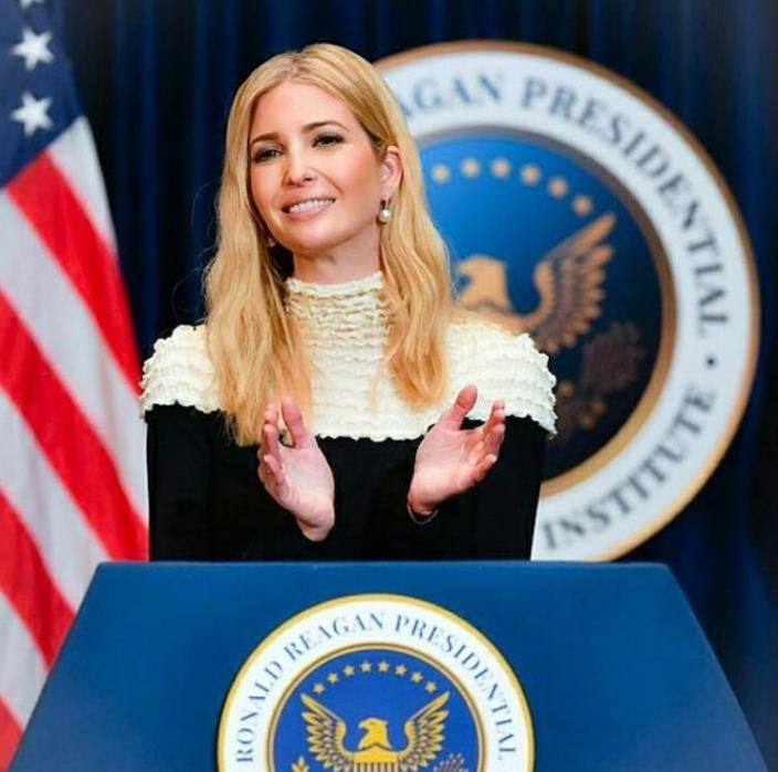 37岁伊万卡不服老，穿少女衣服，喜欢露锁骨，紧身显身材