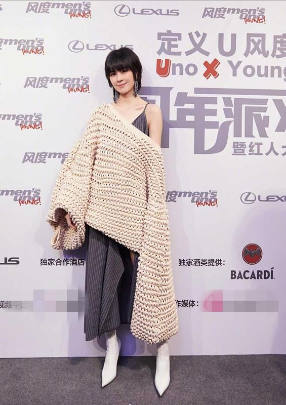  #时髦#郁可唯36岁依然年轻貌美，短发搭配毛衣意外减龄又时髦，美不胜收