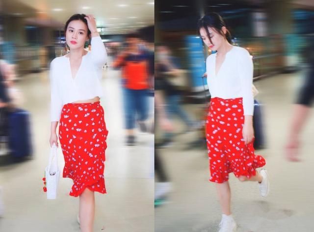 马思纯厉害呀！30岁也敢穿8岁小姑娘短裙，网友：嫩到认不出！