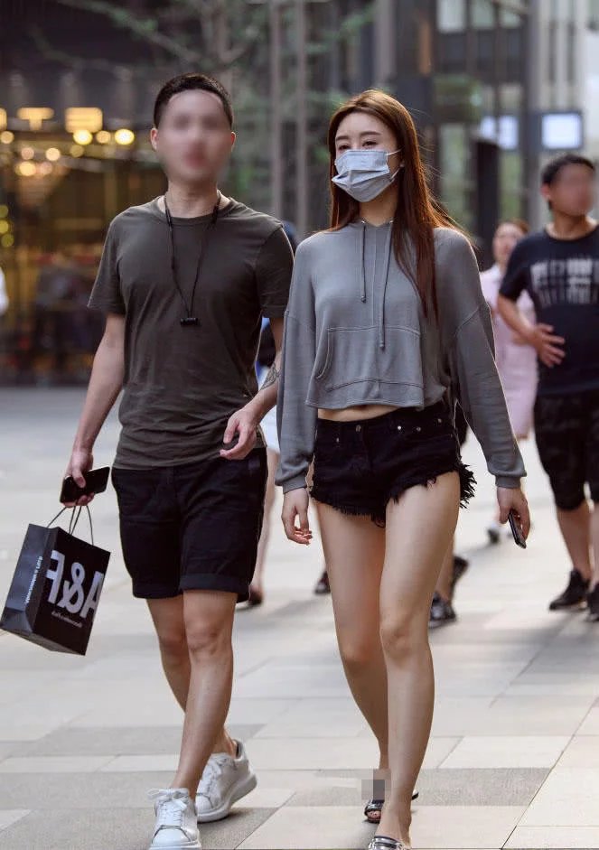 个性小姐姐镂空上衣穿出朦胧曲线，黑色小短裤下的白嫩大腿很吸晴