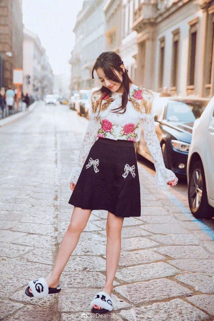 杨幂花式百搭，周冬雨思路清奇，穿白衬衫最好看的女星都有谁?