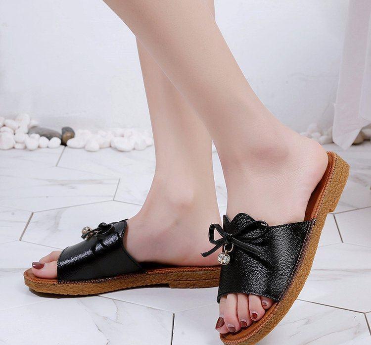 今年夏天给你的脚丫放个假，换掉累脚的高跟鞋，凉鞋能让你更好看