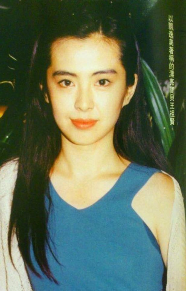 不老女神王祖贤半身照:紧身连衣裙显瘦，眼角皱纹却差强人意