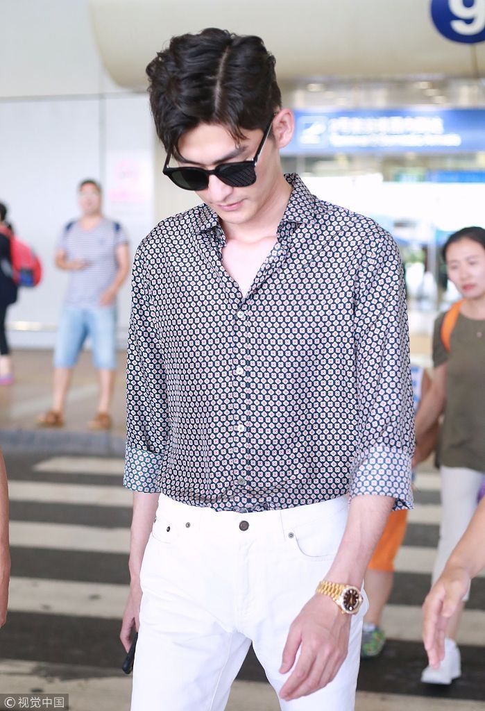 被演艺事业耽误的男模！张翰2米长腿完美驾驭白色长裤  戴墨镜低