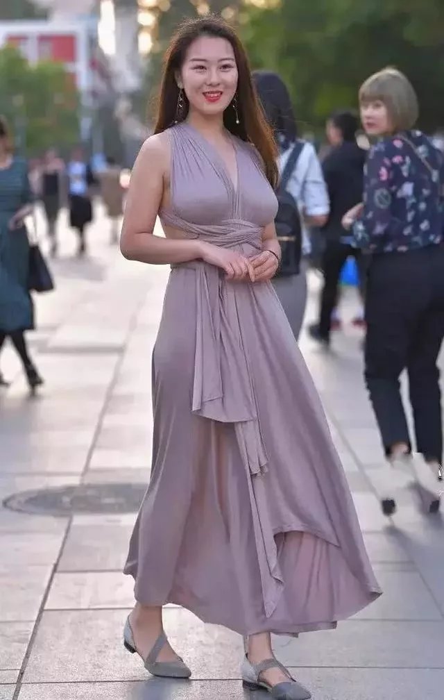 街拍：穿修身晚礼服的魅力辣妈，勾勒出好身材