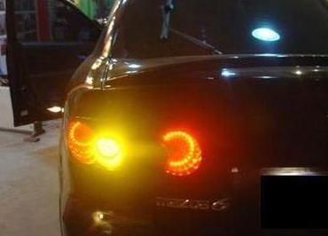 为什么开车上路，看到有些司机明明右转，却打开着左转向灯？