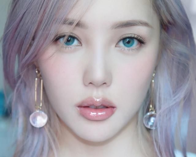 枫叶妆不再流行，跟着彩妆女王Pony画美人鱼才有的透明玻璃球妆!