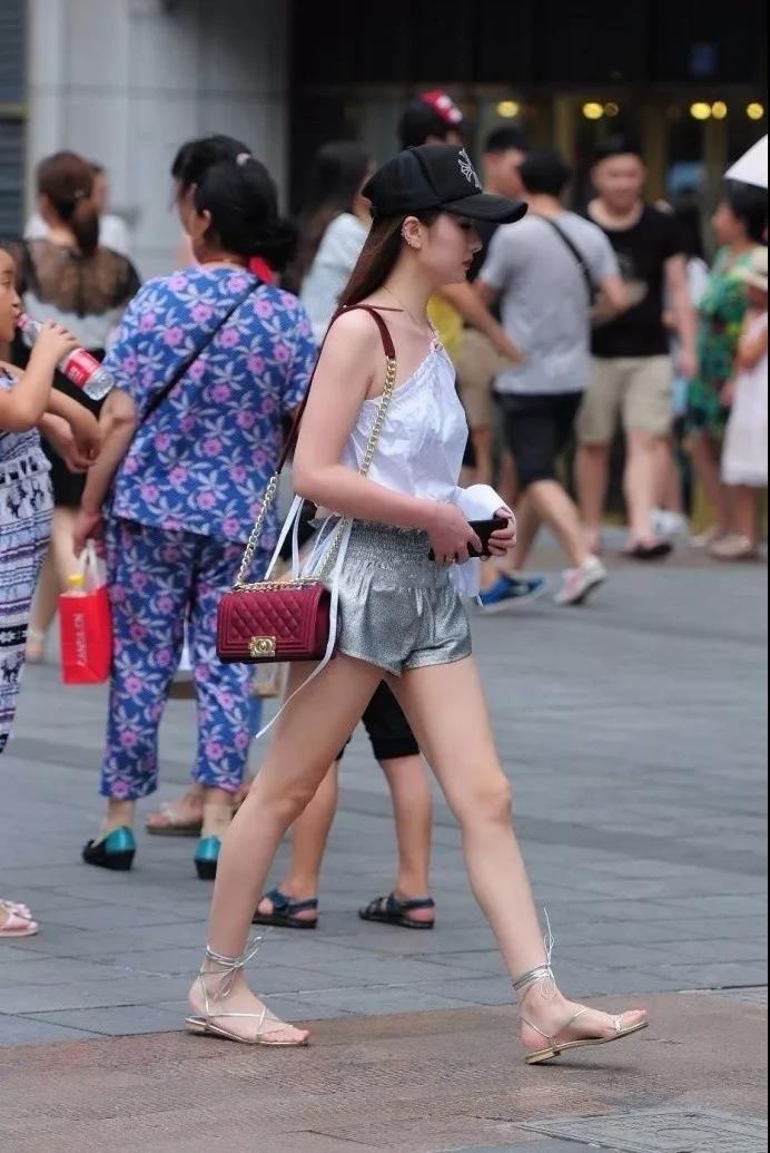 街拍路人，简便随性的时尚穿搭参考，让你气质更加出众