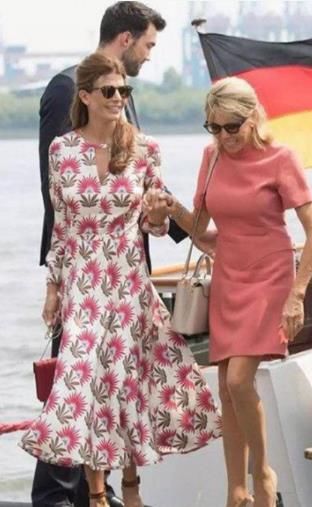 65岁法国第一夫人:穿紧身裙前凸后翘，难怪马克龙对她死心塌地!