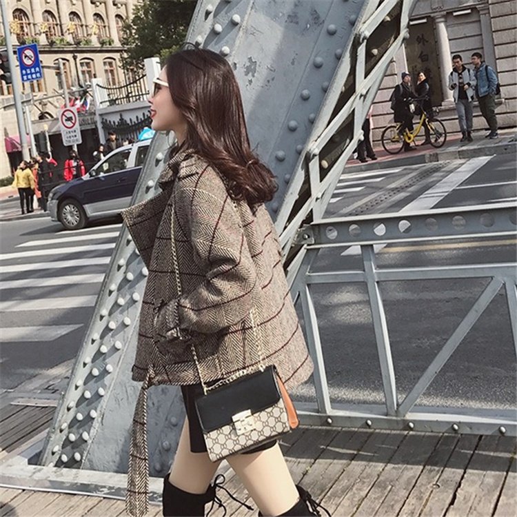 天一冷就穿毛衣，土!今年国庆流行短风衣+烟管裤，洋气又显瘦