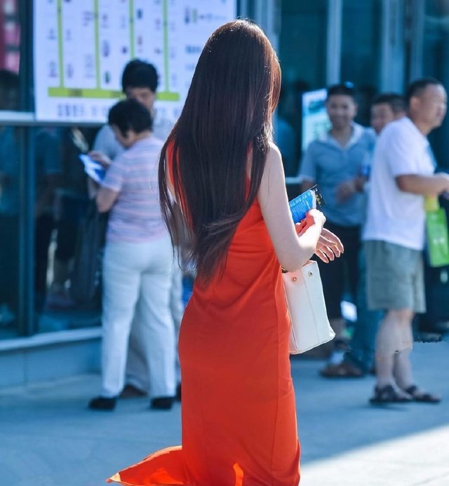 街拍像风一样的高开叉红裙美女，气质优雅迷人，白皙的美腿忽隐忽