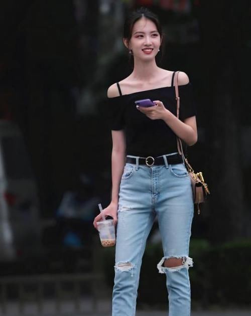  「蕾丝」街拍：如花似玉的小姐姐，一条白色的蕾丝连衣裙，青春活力气息