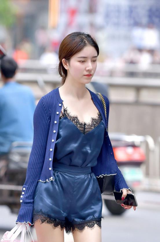 绚丽小姐姐蓝色蕾丝花纹连衣裙展现婀娜多姿，女神上线中