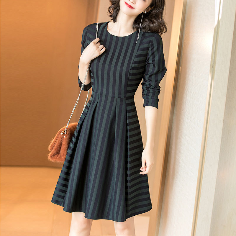 金九银十我们去出游，老婆穿这“棉麻”秋裙，美得路人一眼三回头