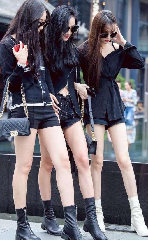 街拍:黑色网纱吊带背心搭配黑色紧身运动裤，不暴露也很迷人