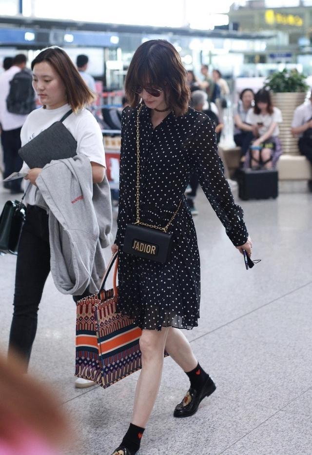 王丽坤剪了短发，穿上黑色波点裙走机场，网友：真的只有33岁吗？