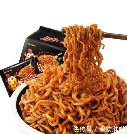 「润唇膏」辣哭火鸡手拉面,润唇膏,你敢放在嘴唇上吗?