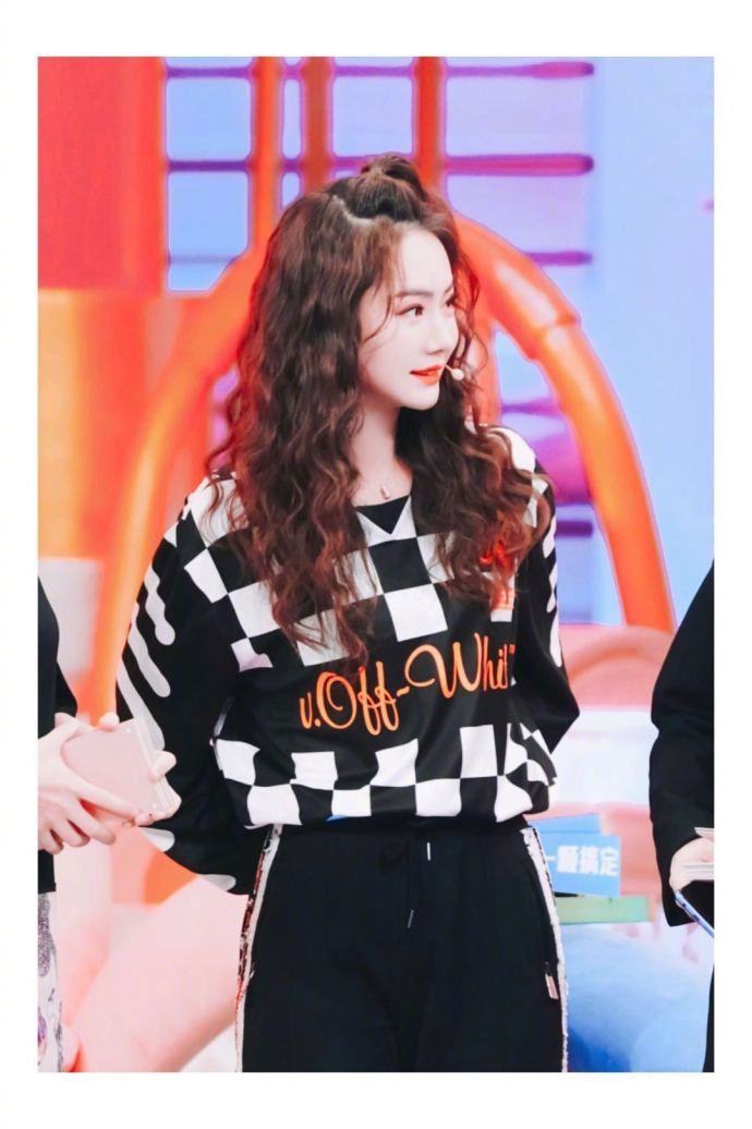 戚薇休闲运动装俏丽可人 丸子头发型少女感足似大学生