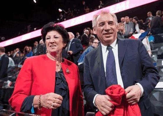 65岁法国第一夫人红衣惊艳亮相，撞衫丹麦王妃也撞衫68岁婆婆！