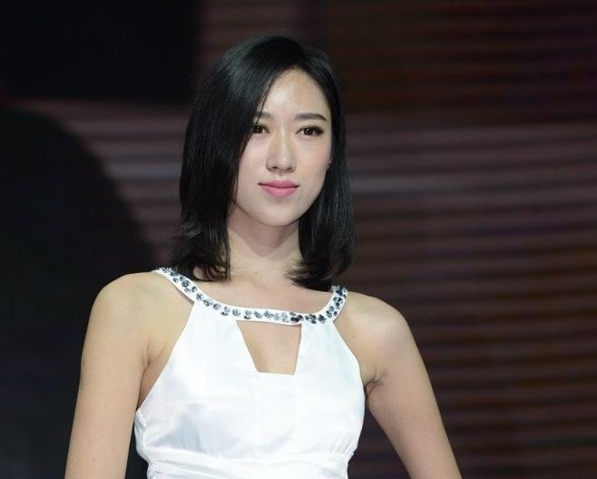 淡妆：优雅气质配靓丽短发，时尚造型简直不要太迷人，车模淡妆亮相