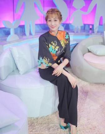 她放弃事业嫁香港男星,婚后被嘲讽为生育机器,身材好气质绝佳!