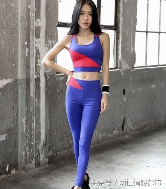 打底裤美女十分有气质，直接把网友们给镇住了！