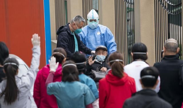  医疗队：在院新冠肺炎患者数减半 北京医疗队启动病区合并