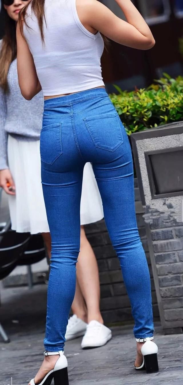 街拍美女:漂亮的牛仔裤美女，背影更漂亮