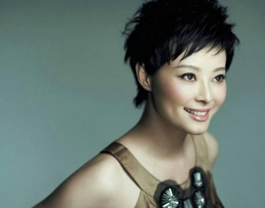 袁立转发微博,一段话疑似曝光华姨阴谋,网友:阻止他们拿绿卡