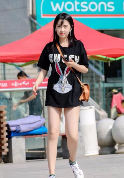 乖巧小姐姐时尚的服装,让小姐姐甚是迷人,可爱的表情很是吸引目