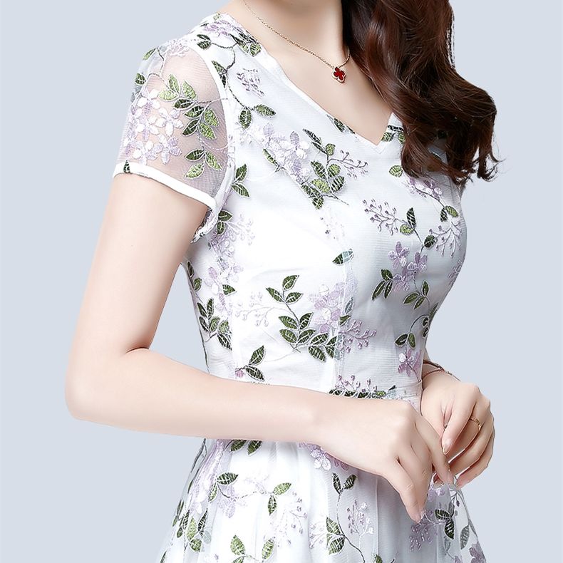 如今女人是真敢穿!“若隐若现”网纱裙真是美的人心醉，美嫩减龄