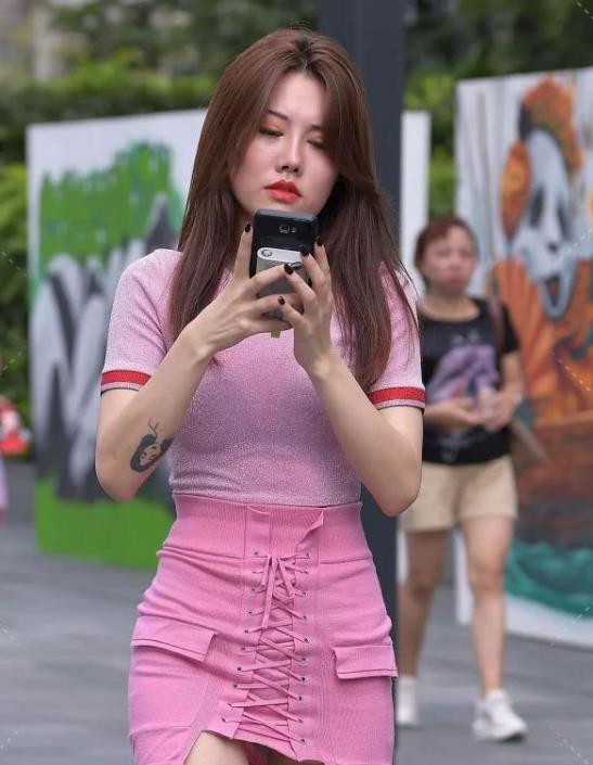  『美女』街拍：貌美如花的美女，白色背心配长裤，清爽时尚