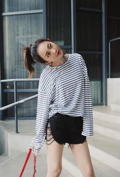 孙耀琦为显腿长牛仔热裤短到大腿根，转身更是惊艳，臀部充满诱惑