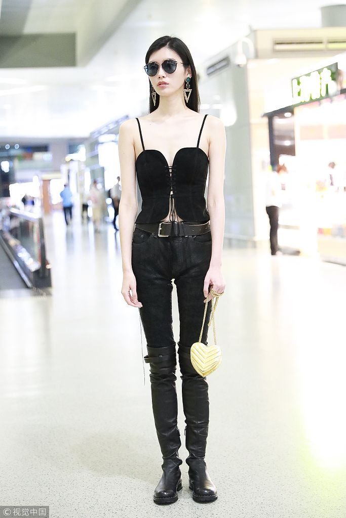 敢穿！奚梦瑶穿吊带马甲性感指数突破天际 迈无敌长腿频撩发似女