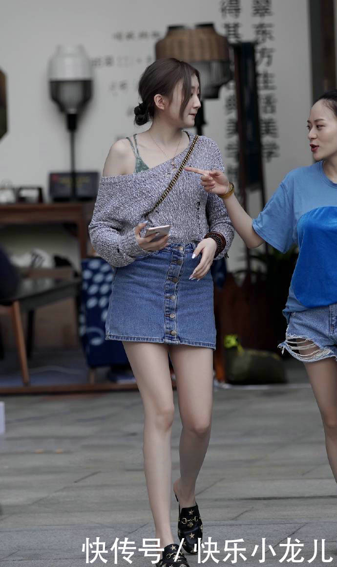  【T恤】街拍：美女穿了一款纯白色的T恤裙，充满了时尚的气息