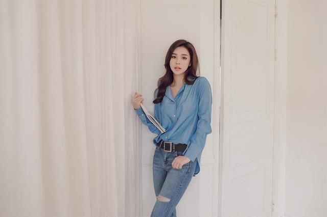 曼妙妩媚的牛仔裤美女，秀出青春活力范，特别吸引人