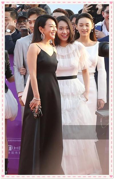 朱茵是47岁，闫妮也是47岁，二人同穿吊带裙，差距竟如此之大