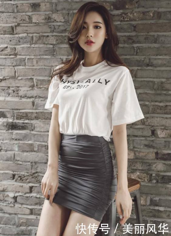 清纯漂亮的紧身裙美女，显得大方典雅，充满女性韵味！