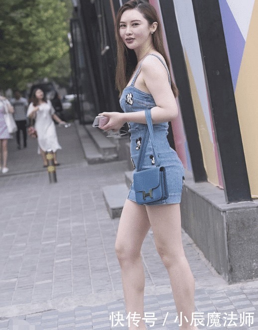  #妩媚#小姐姐的蓝色牛仔裙好可爱，笑容也是可爱妩媚，回头率超高的