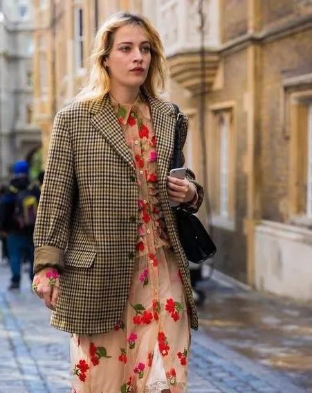  『打造』运用经典色打造时髦造型!早春实用穿搭指南,你最pick哪一套