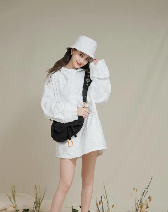  [少女]Angelababy少女感太强,羊绒羔外套搭配牛仔蓝渔夫帽,软萌又可爱