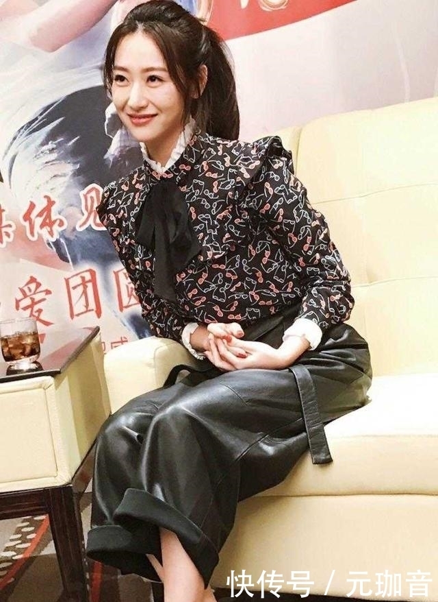 「 不住」她搭配印花上衣却意外时髦,白冰厉害了!拖地阔腿裤一般人吼不住