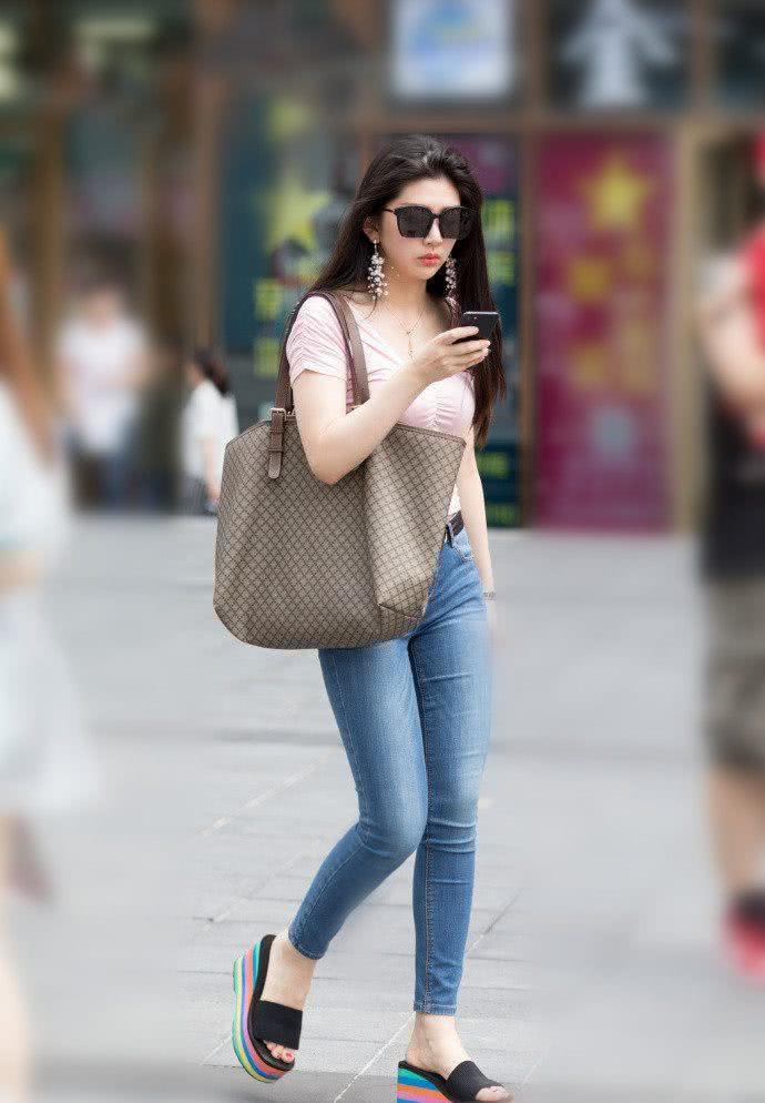 街拍:这些紧身裤的美女,你更喜欢哪一个呢?