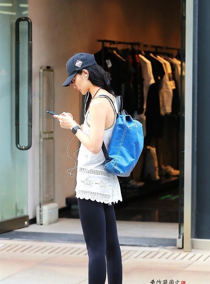 美女■街拍:穿出青春动感的瑜伽裤美女