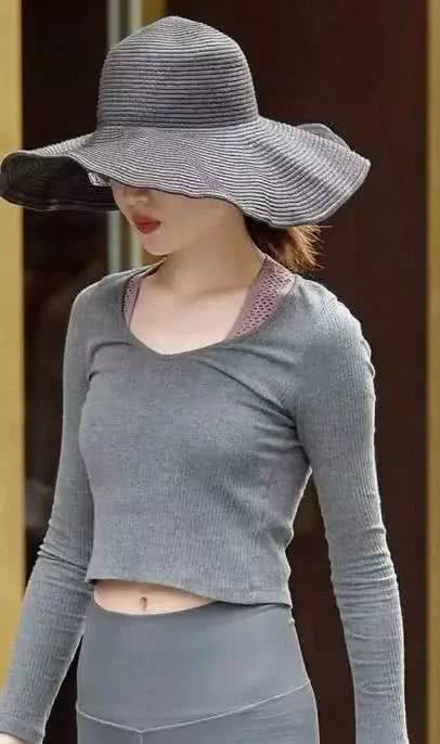 超性感小姐姐，紧身上衣搭配紧身裤性感动人，让人无法自拔