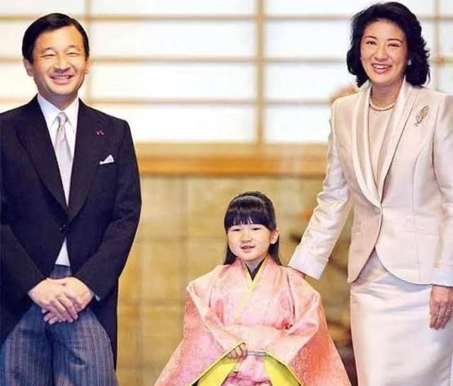  [和纪子妃]天皇一家亮相，雅子皇后穿和服显古韵美，独女水桶腰眯缝眼太路人