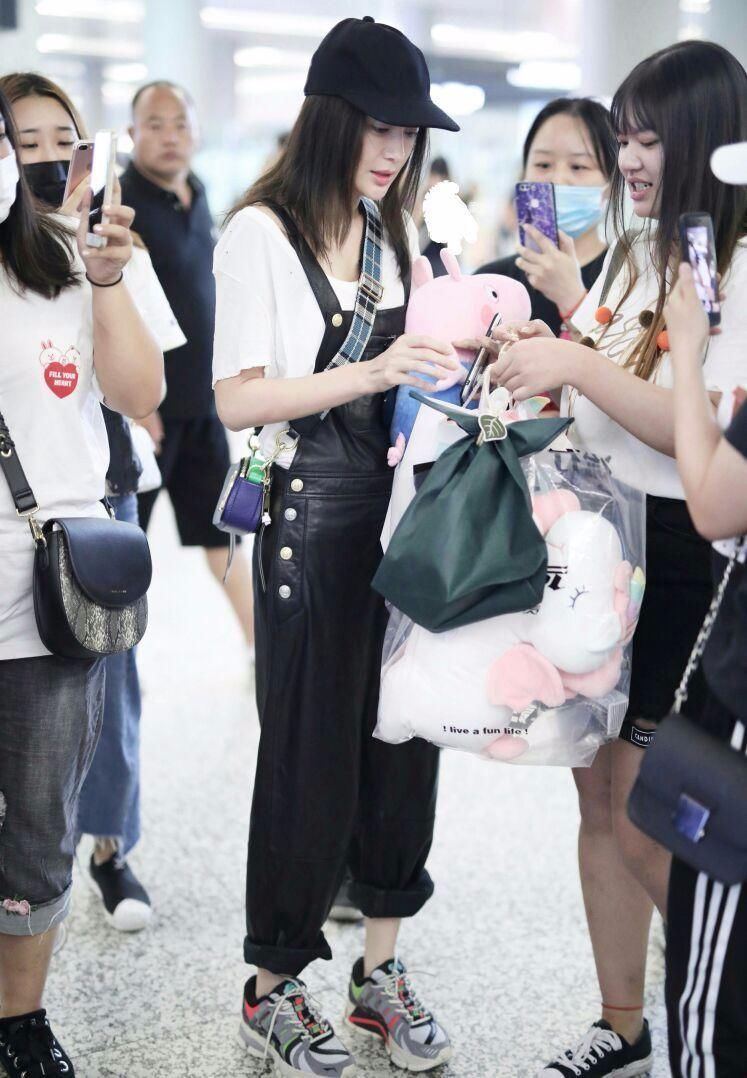 秦岚真是够了,腿没那么长还穿背带裤,扎起来还是像“打鱼”的!