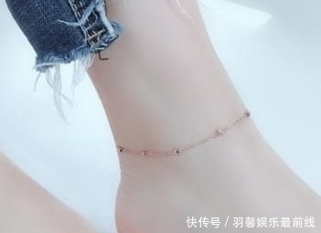 『女人』女人纤纤玉足很娇小白嫩, “脚链”凸显灵动脚踝, 三寸金莲惹人爱