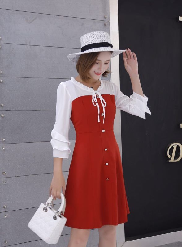 去外地开会，给媳妇带回几款港风套装，上身的一刻，美的让我看呆